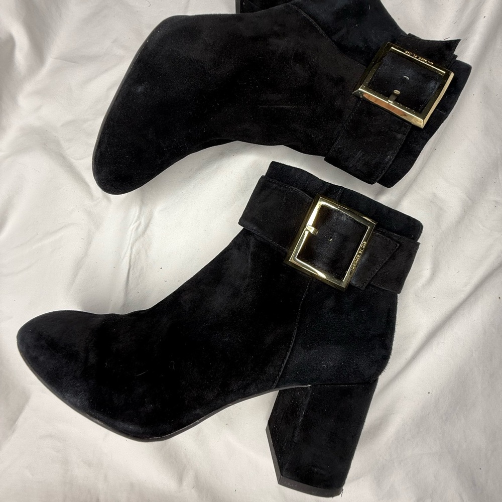 Louis et ce suede booties with gold buckle